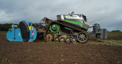 AgBot в поле. Возможно, это самый первый в мире серийный беспилотный трактор