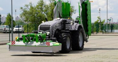 Трактор Belarus без кабины: МТЗ представил свой первый беспилотник. Чего общего с тепловозами?